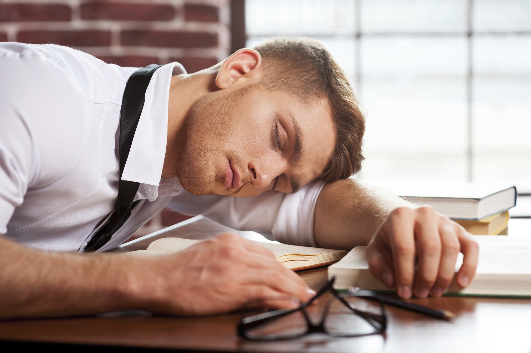 Соответствовать устал. Недостаточный сон. Сон за столом. Работоспособность. Вредные привычки недосыпание.