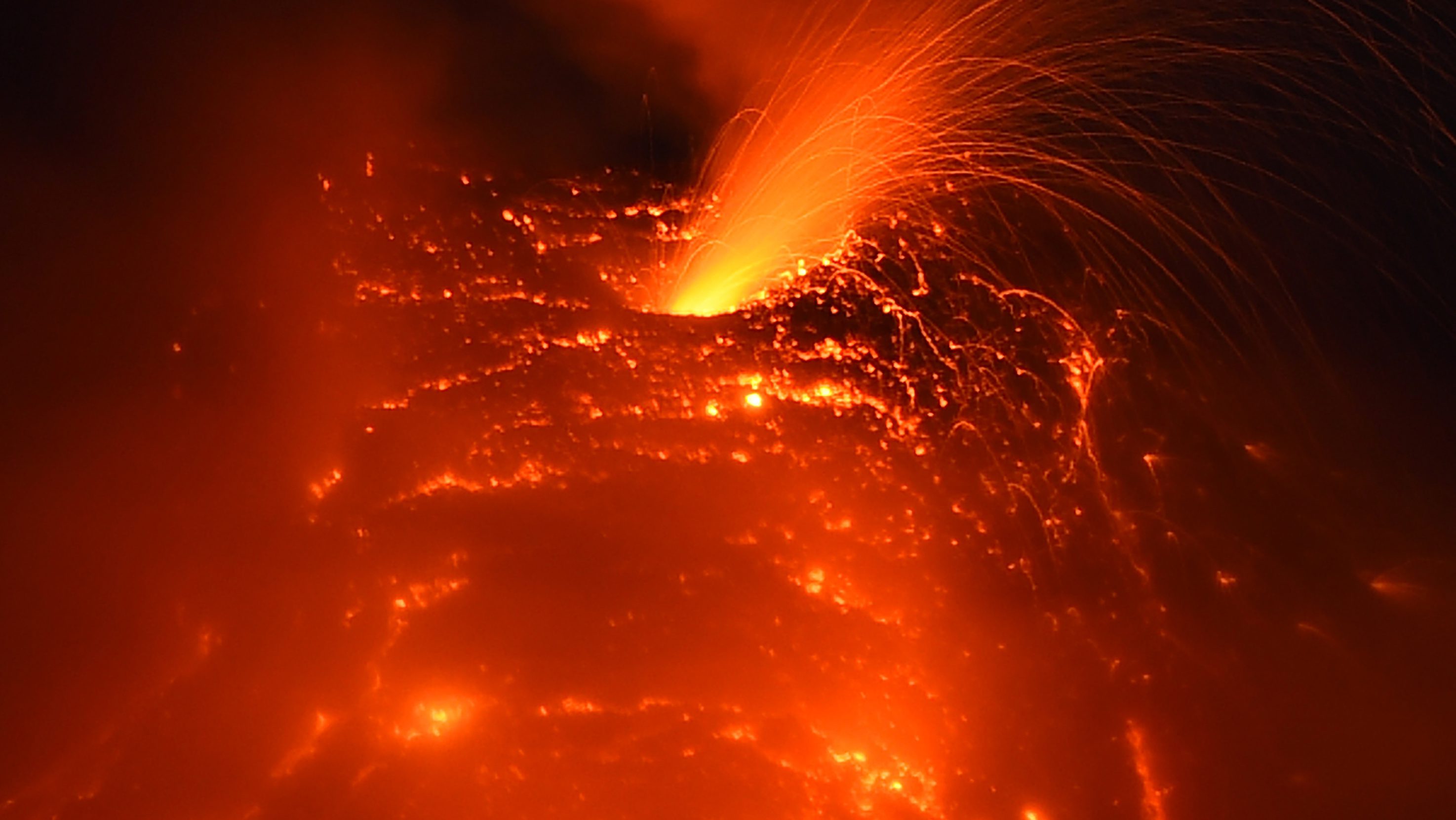 عندما تتدفق الصهارة علي سطح الأرض من فوهة البركان تسمي