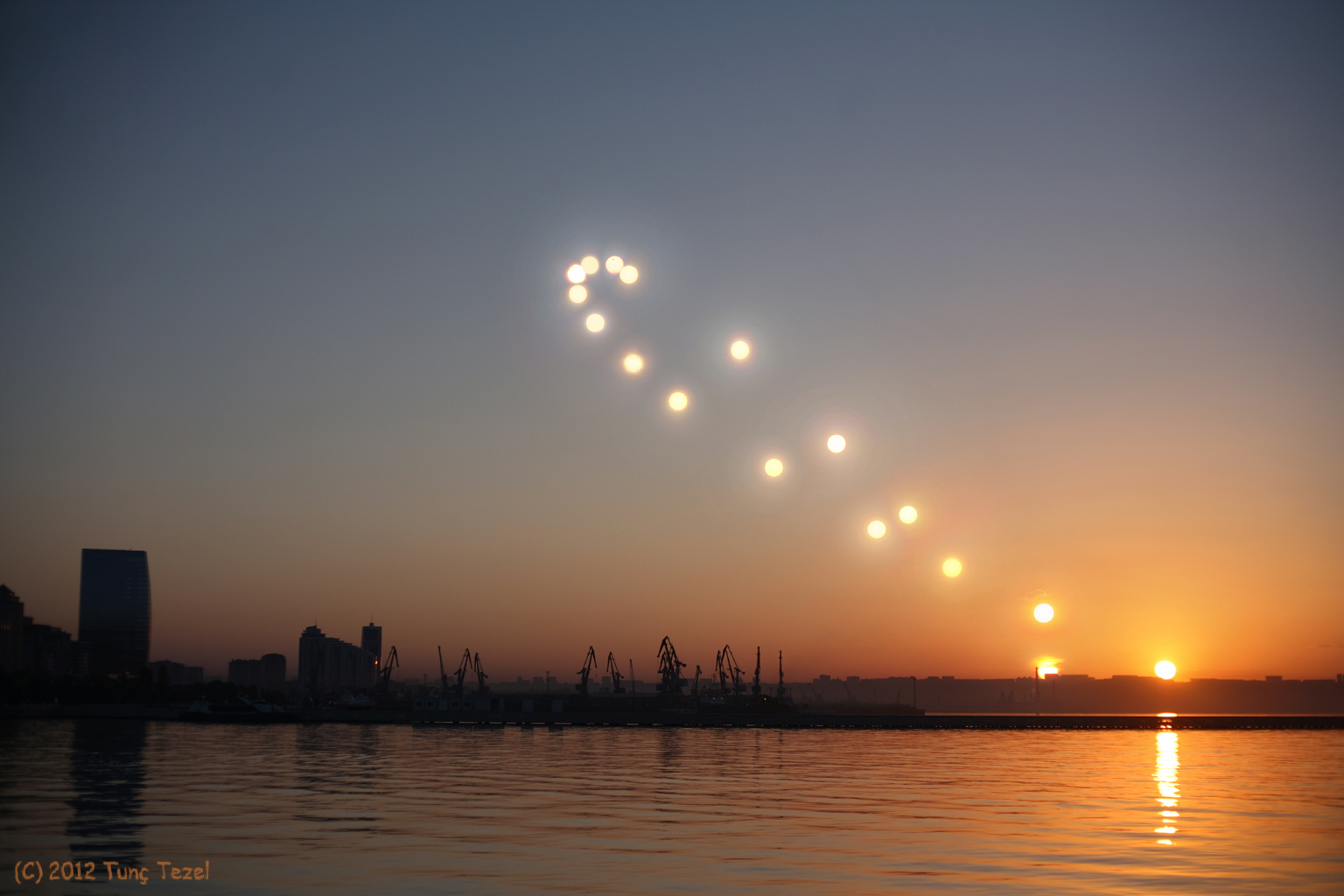 Два солнца на закате. Аналемма Венеры. Аналемма солнца Новосибирск. Аналемма Луны. Небо солнце.