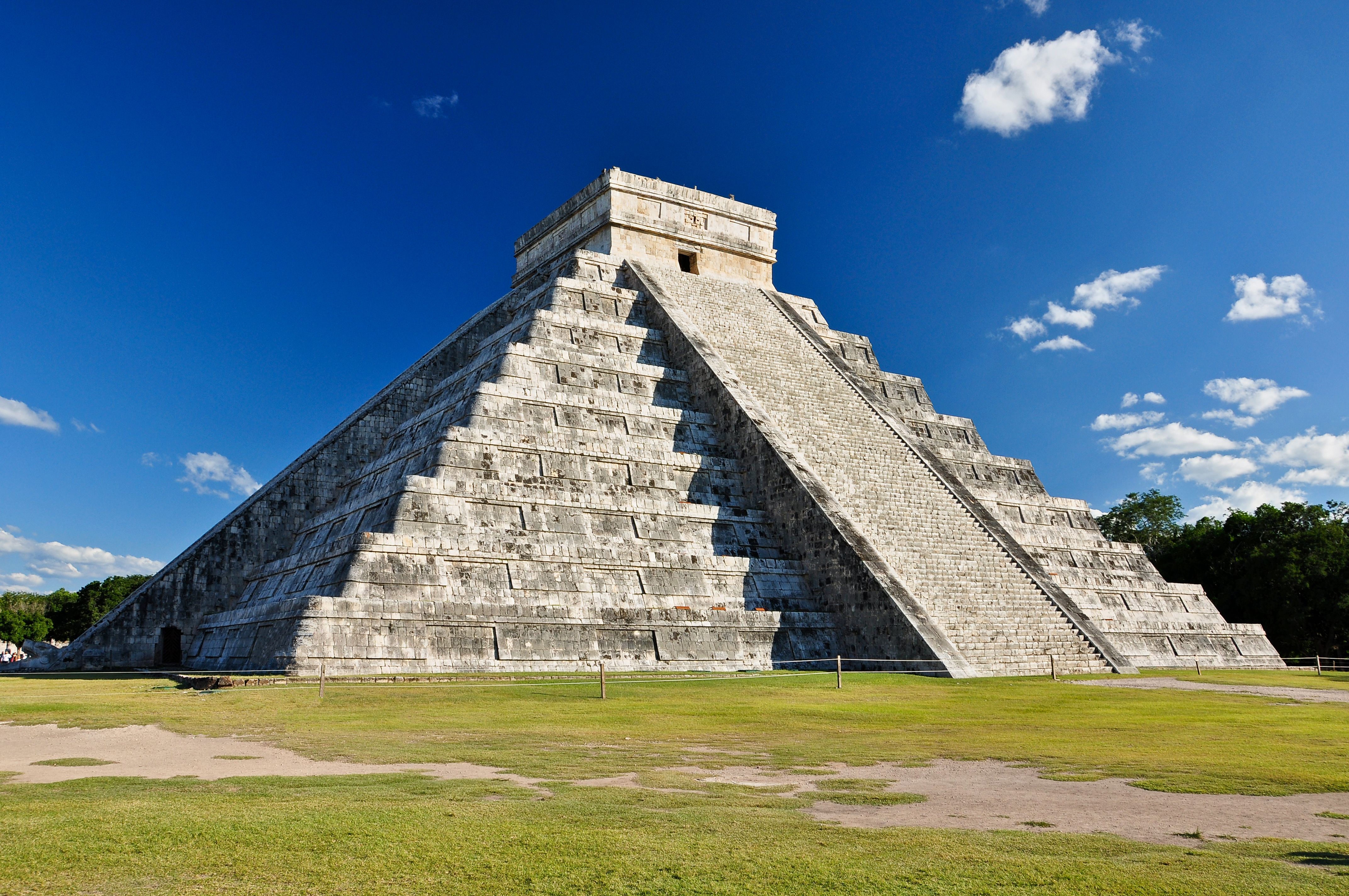 Памятники природы в перу. Пирамиды Чичен-ица в Мексике. 7 Чудес света Чичен ица. Мексика Чичен ица пирамида Кукулькана. Пирамида Майя Чичен-ица.