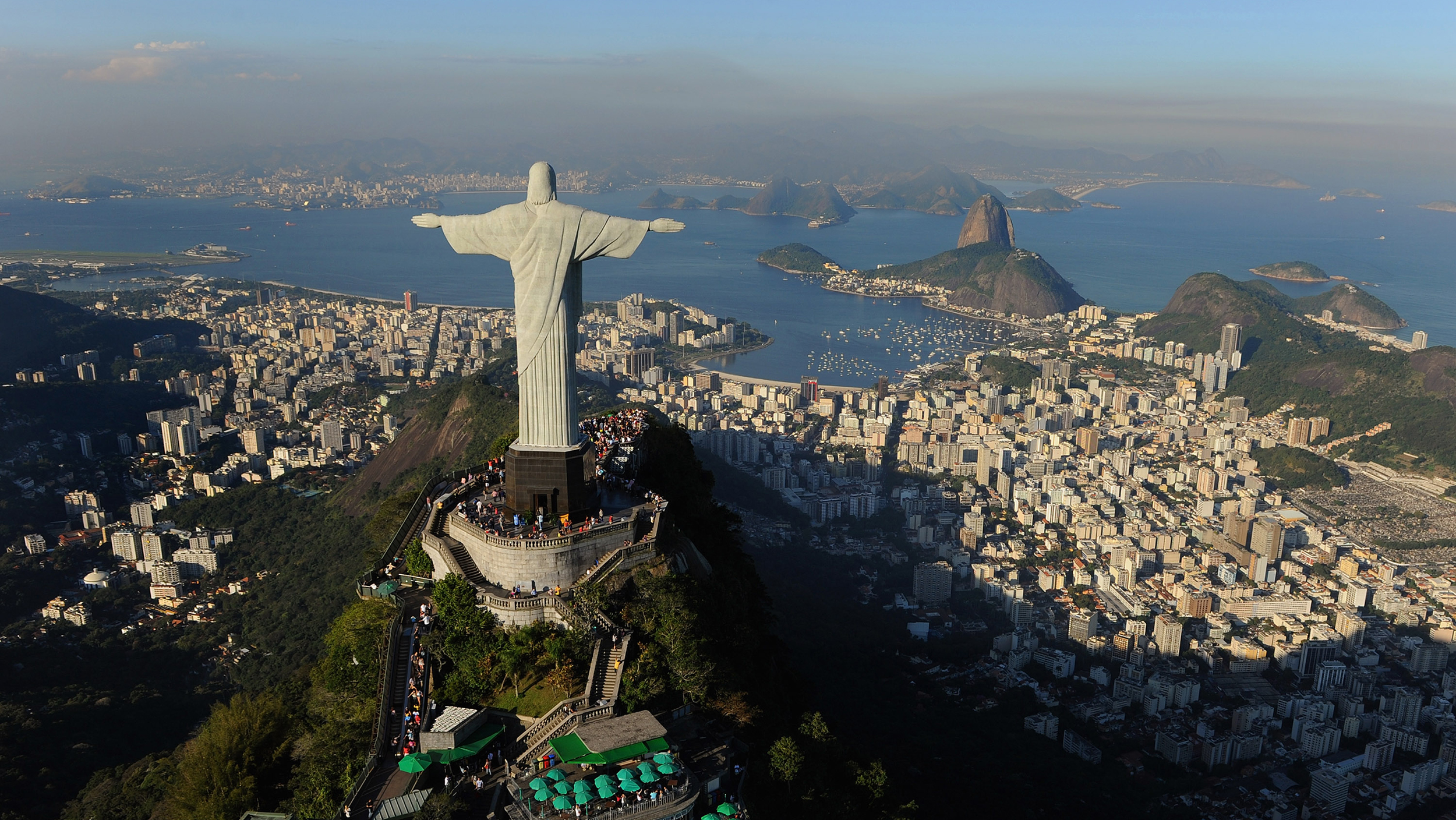 Как называется страна бразилия. Христос Искупитель Рио де Жанейро. Статуя Христа-Искупителя Рио-де-Жанейро. Статуя Иисуса в Рио де Жанейро. Христос-Искупитель Рио-де-Жанейро, Бразилия.