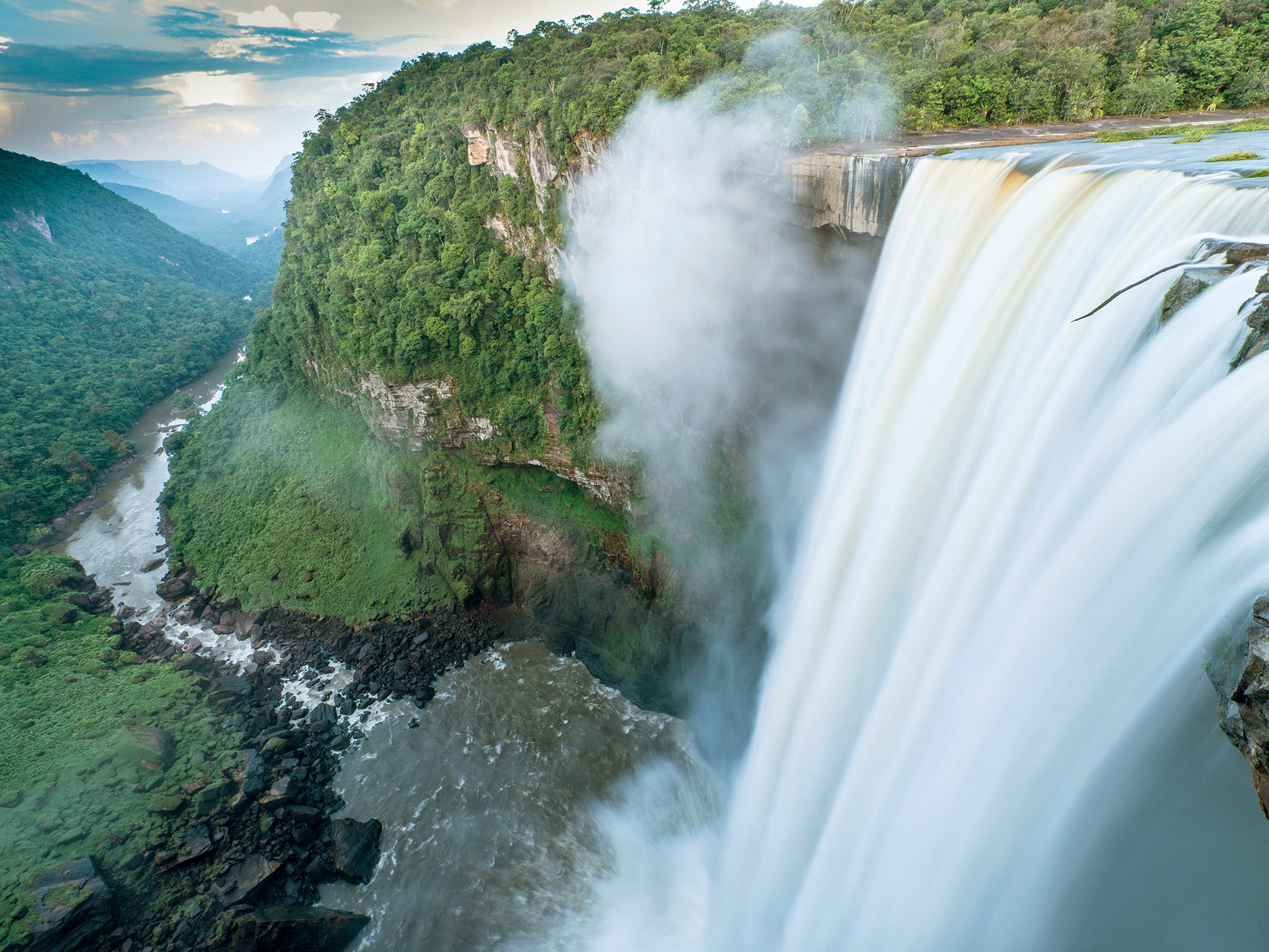 Широкий водопад в южной америке. Водопад Кайетур Гайана. Водопад Гокта Перу. Исполинские водопады Бразилия. Самый большой водопад в Южной Америке.